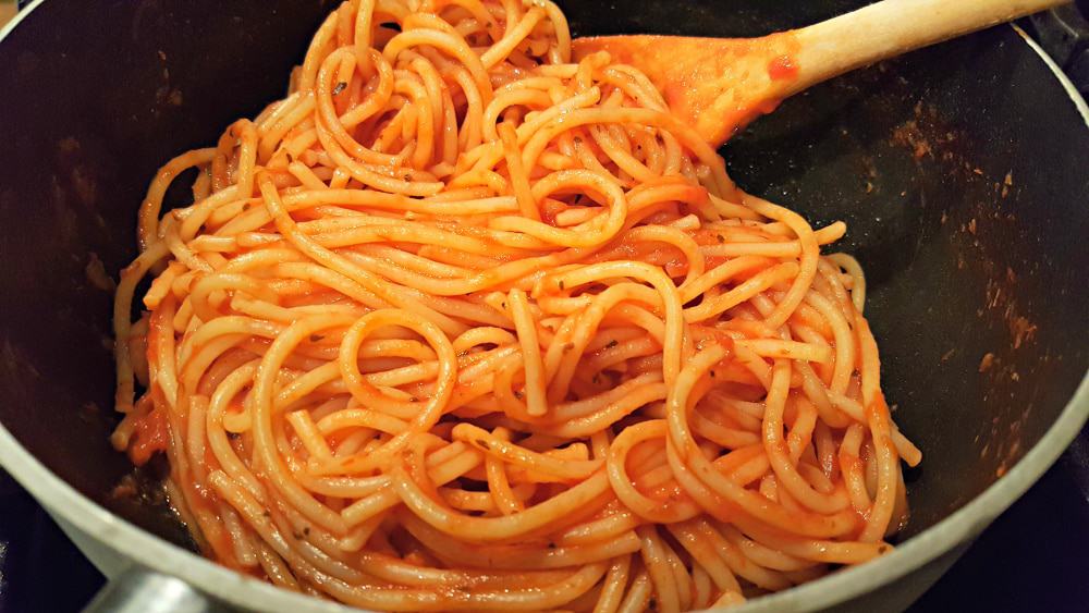 cooked spaghetti with sauce