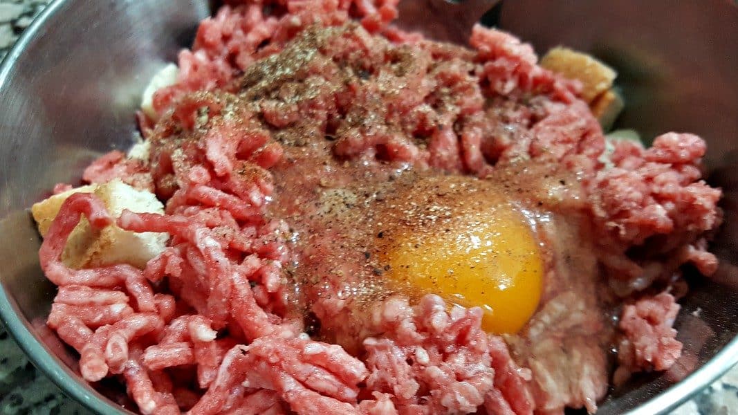 ground beef, egg, bread crumbs, salt, pepper, nutmeg, allspice, and garlic powder in a bowl