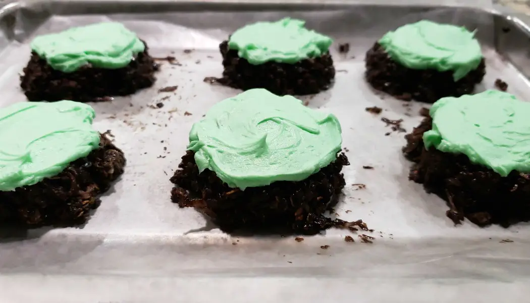 6 no bake cookies with green mint frosting on top