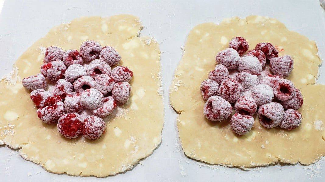 raspberry mixture spooned into centers of pie dough circles