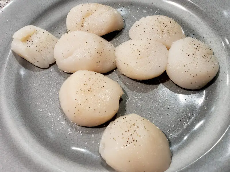8 sea scallops sprinkled with salt, sugar, and pepper