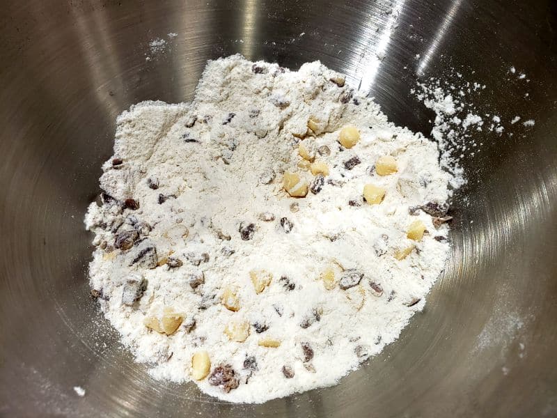 flour, sugar, baking powder, salt, pecans, and white chocolate chips in a mixing bowl