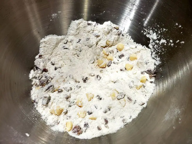 flour, sugar, baking powder, salt, pecans, and white chocolate chips in a mixing bowl