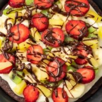 Fruity Brownie Pizza in a pie pan.