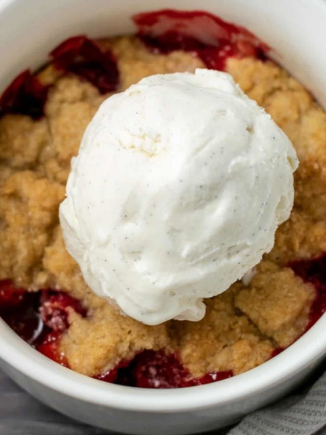 9 Ingredients and 10 minutes prep – Strawberry Cobbler