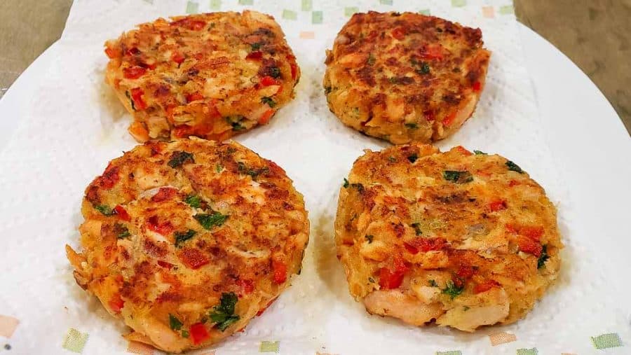 4 salmon cakes draining on paper towel