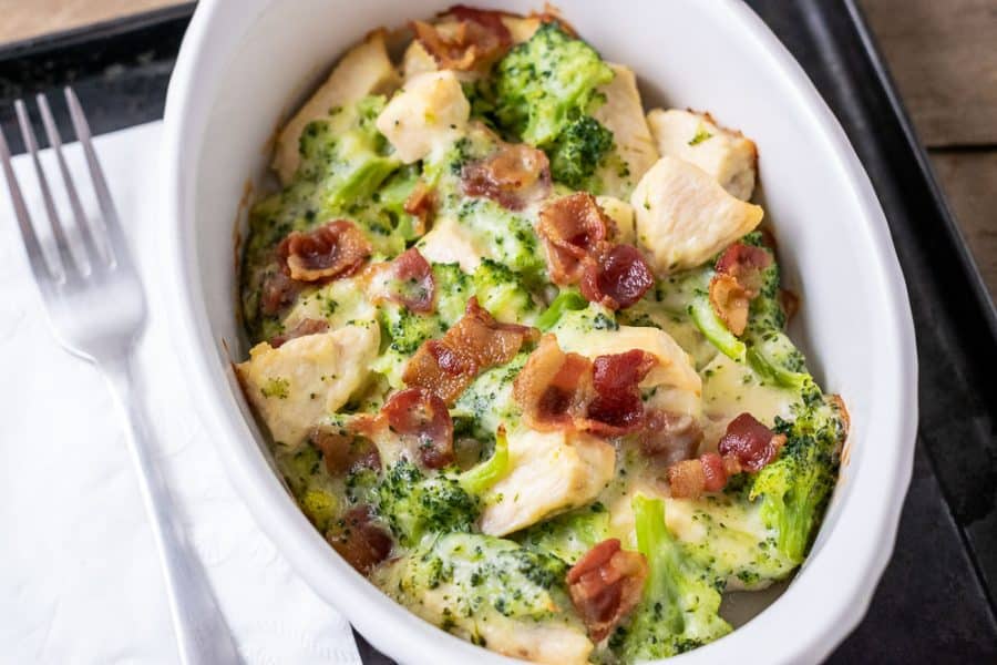 Poulet bacon brocoli à faible teneur en glucides Cuisson dans un plat à gratin avec une fourchette à part