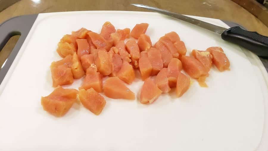 Pollo troceado en una tabla de cortar