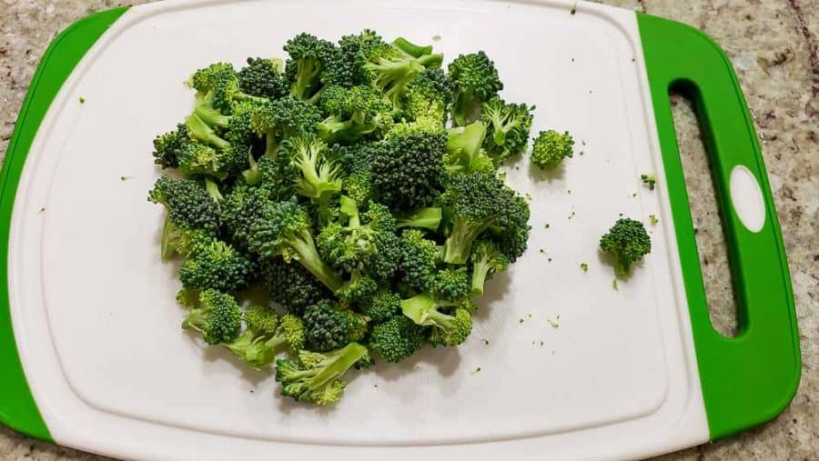 Hak broccolien på et skærebræt