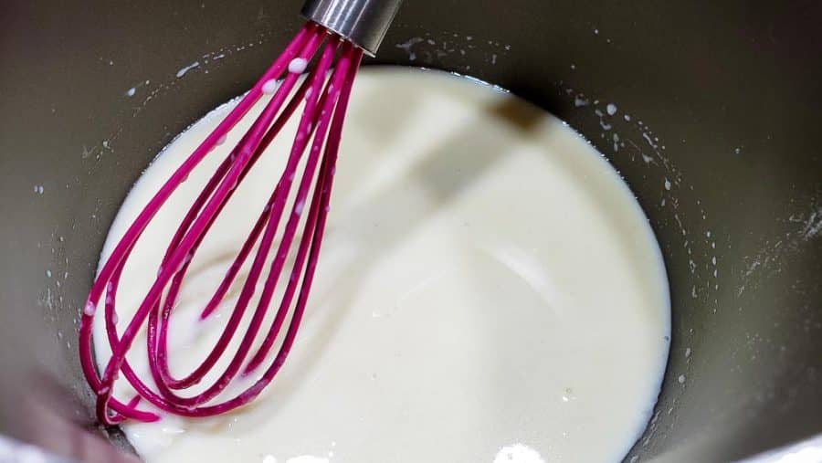 Le lait ajouté au mélange de farine et de beurre dans une casserole