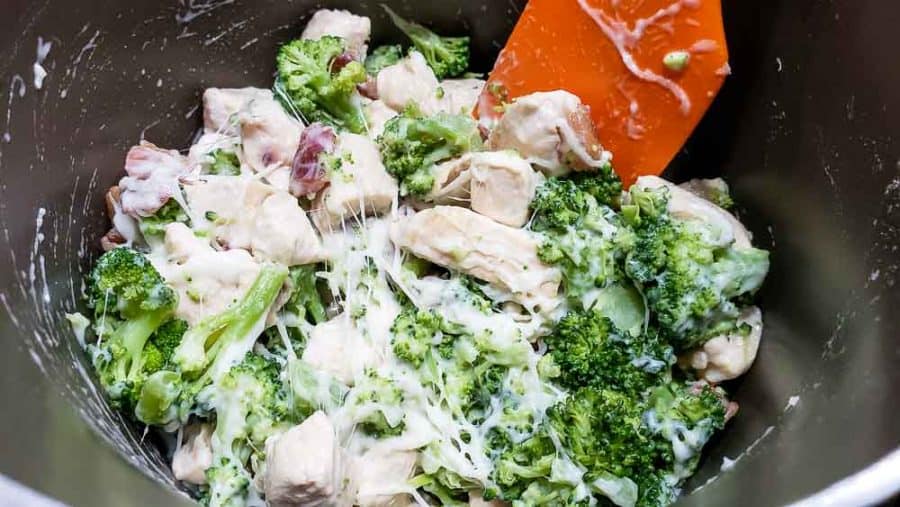 Pollo, broccoli, pancetta, formaggio svizzero aggiunti alla miscela di latte in una padella