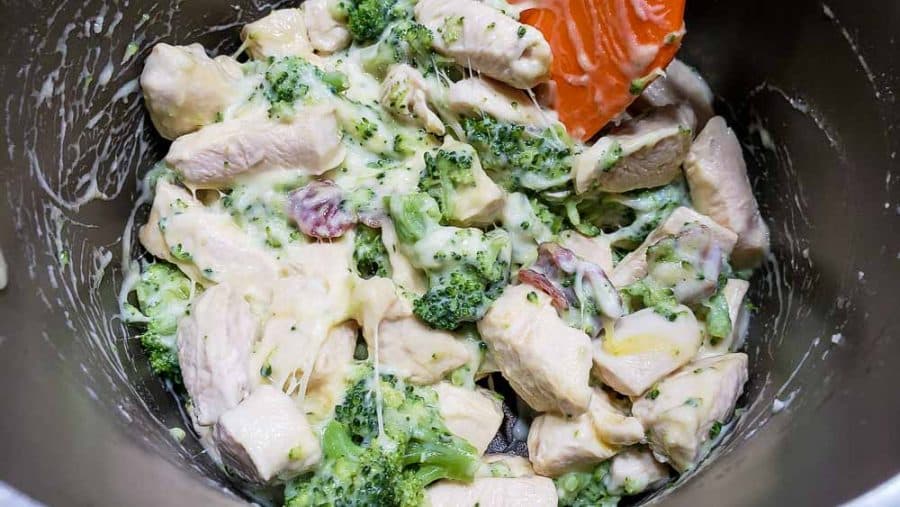 Uovo sbattuto aggiunto al composto di pollo in padella