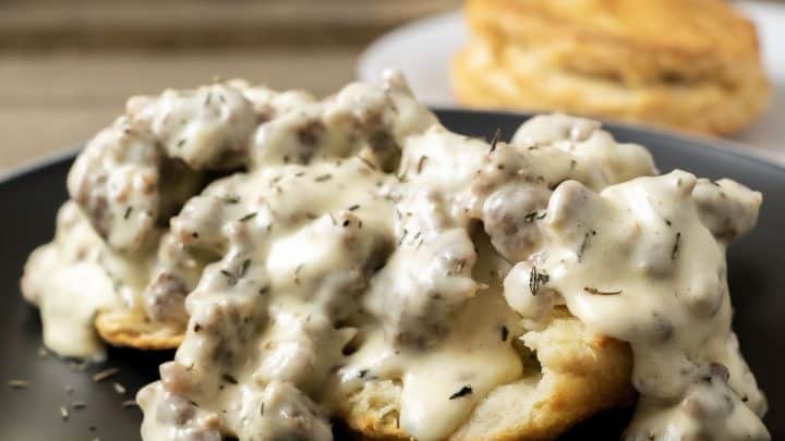 Sausage Gravy for 2 over biscuits from scratch