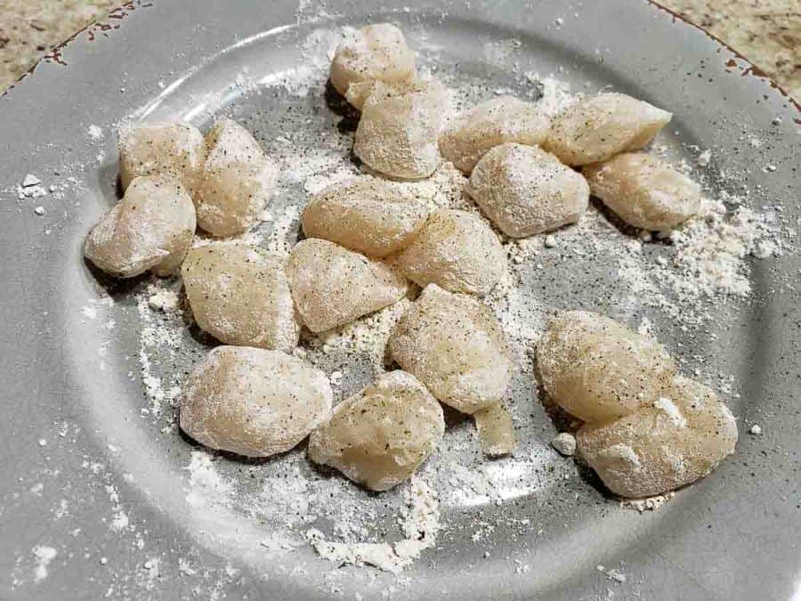 scallops sprinkled with flour, salt and pepper