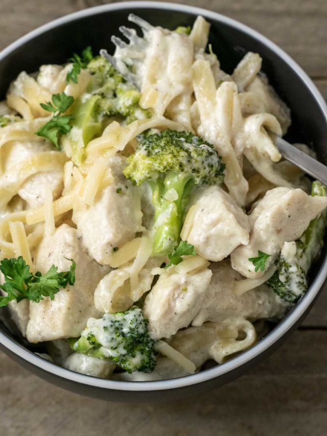 8 Ingredients and 20 Minutes! Chicken Fettuccine Alfredo