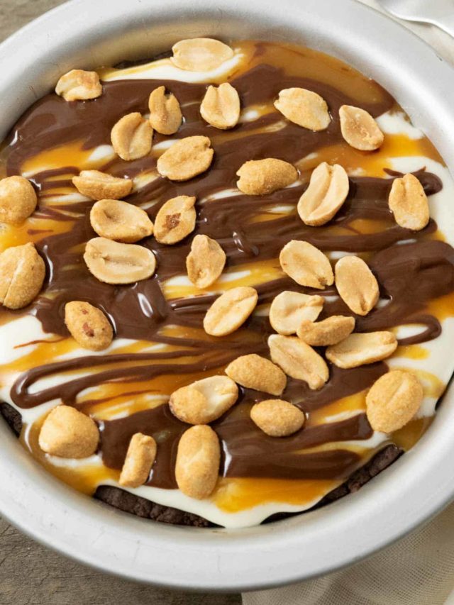 Creamy Snickers Cheesecake Pie