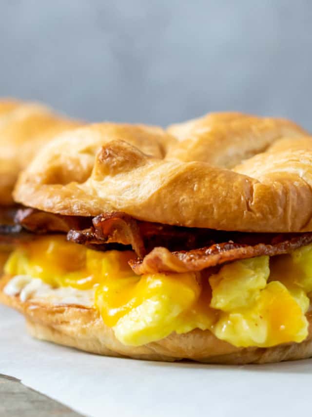 Scrambled Egg Croissant with Bacon and Cheese • Zona Cooks