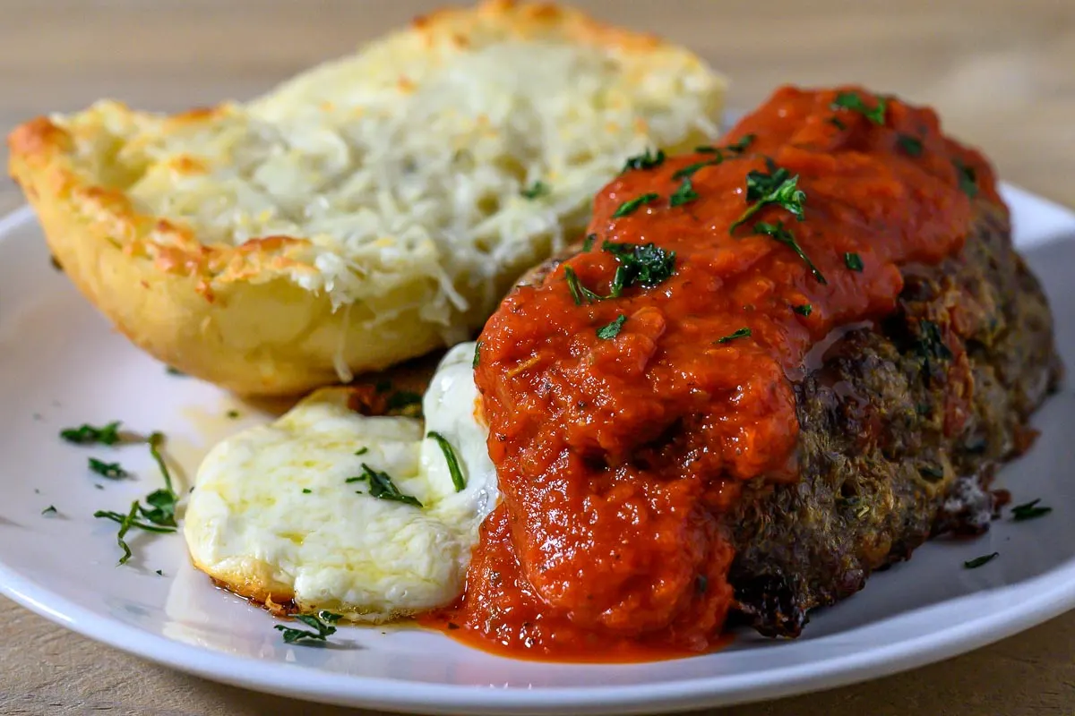 Pepperoni Pizza Meatloaf and a side of garlic bread.