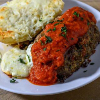 Pepperoni Pizza Meatloaf and a side of garlic bread.