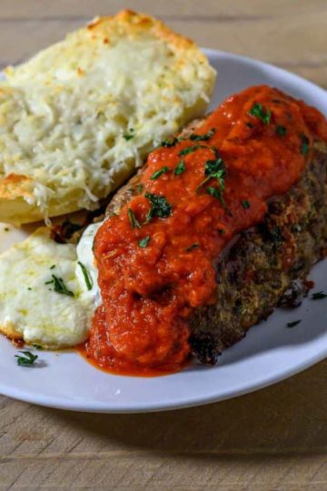 Pepperoni Pizza Meatloaf and a side of garlic bread.
