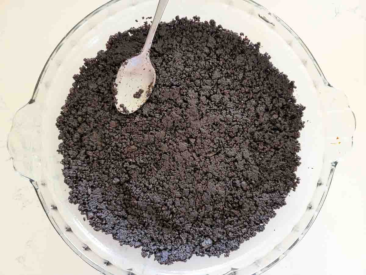 oreo crumb crust pressed into a pie pan.