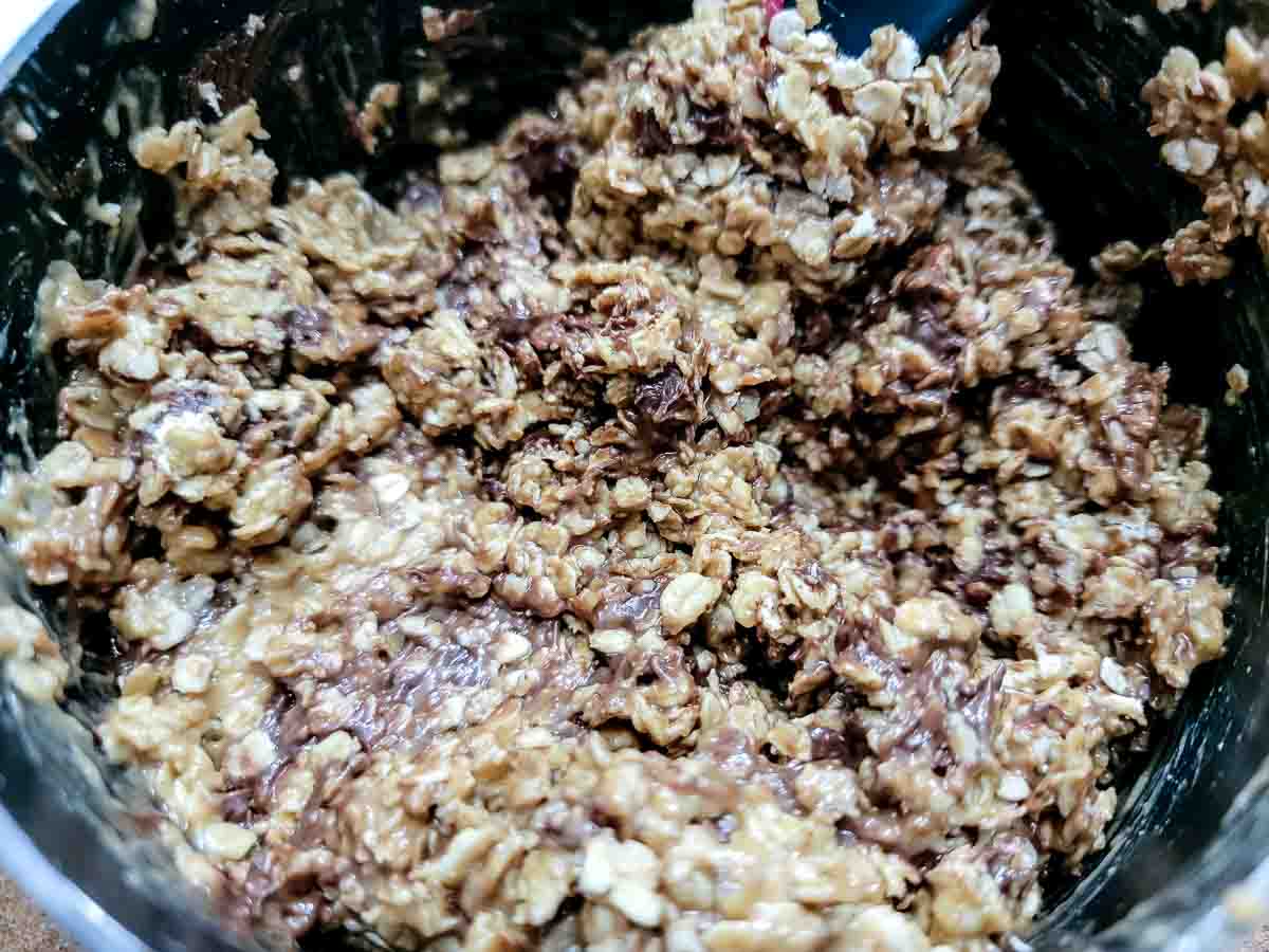 oats, chocolate chips, peanut butter, and honey in a pan.