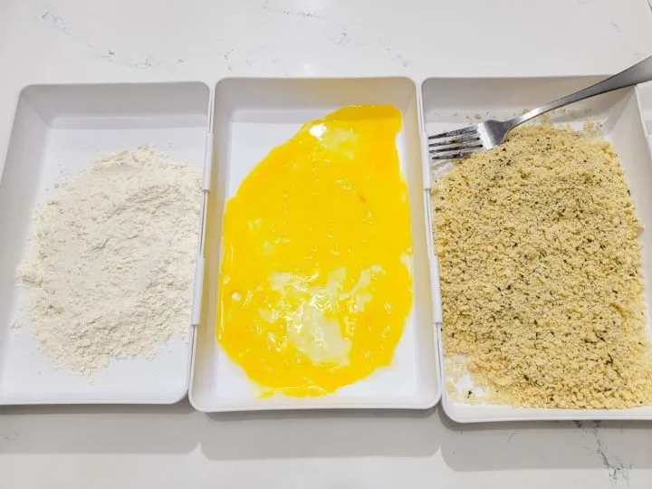 Collect three large dishes - flour in the first one. Egg whisked in the second dish. The third container has Panko bread crumbs in it.