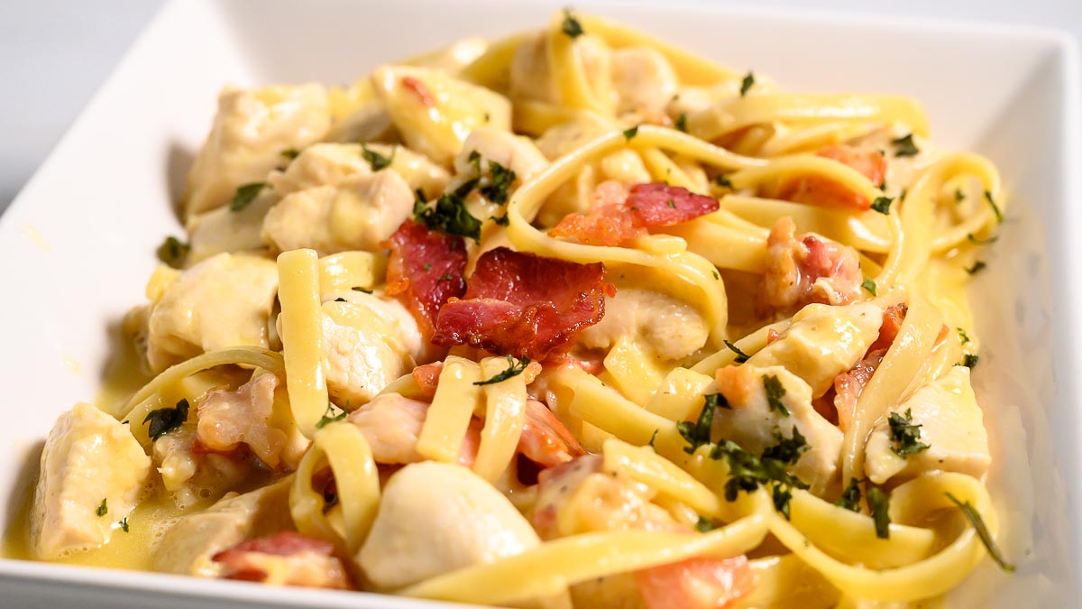 Bacon and chicken carbonara in a bowl.